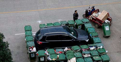 隨意亂停車，大爺搬垃圾桶怒攔私家車 