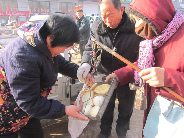 小區垃圾桶內丟棄的食材是飼養家畜的寶