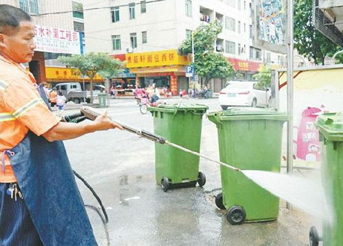 街頭果皮箱清理有神器 清遠街頭使用高壓噴槍